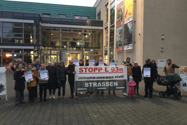 Bürger und Mitglieder der BI vor dem Bergheimer Rathaus Beteiligung von Straßen NRW am 14.12.2023